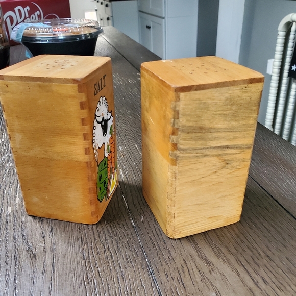 Wooden Salt and Pepper shaker, Little Sheep with Vegetables, Japan - Picture 3 of 8